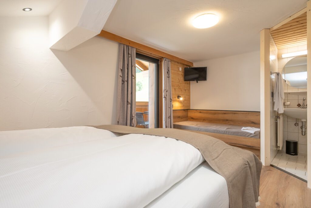 hofers-herzstueck-dreibettzimmer-06-04